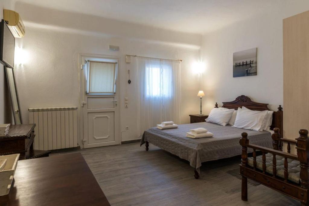 Eleni'S Village Suites Klouvas Exterior photo